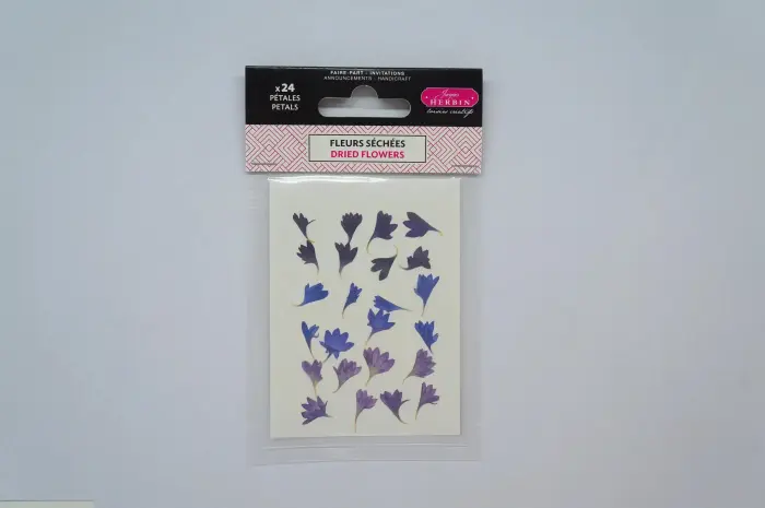 Décorer une invitation, un faire-part, un cachet de cire, beaucoup de possibilités de réalisation avec ces fleurs séchées. - Violet