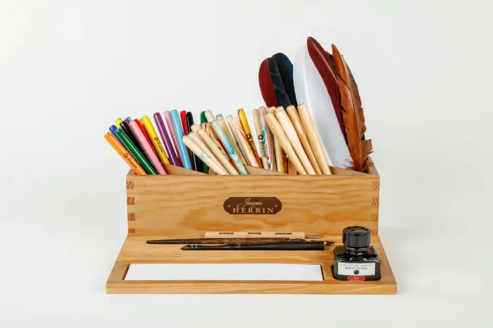 Présentoir en bois instruments d'écriture