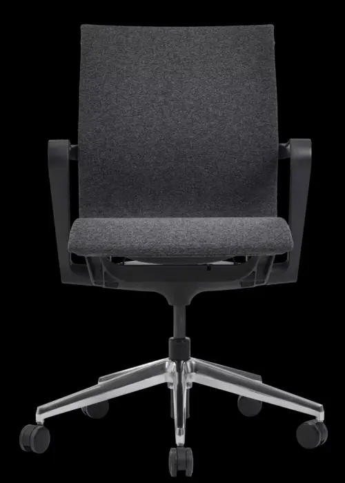 Réglages de la hauteur d'assise et du basculement grâce aux manettes chromées sur les côtés de l'assise.
Tension réglable par manivelle
Tissu tendu aspect tricoté
Coloris gris foncé uniquement
Accoudoirs fixes
Pied alu. Lift double cône classe 4, roulettes ø 60 mm
