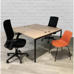 Bureau bench 4 pieds PRIMA 140 x 140 cm. Hauteur 73cm. Plateau mélaminé 19mm Chêne et piètement noir