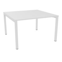 Table carrée 4P Arial L. 120 cm x P. 120 cm x H. 73,5 prépercé obturateur au centre mélamine blanc neige pied arche carrée fixe métal lisse blanc