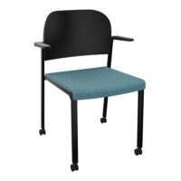Chaise Romy assise tissu Step mélange bleu denim chiné et dossier polypropylène noir avec accoudoirs sur 4 pieds roulettes métal lisse noir