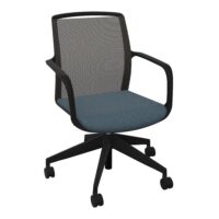 Chaise Louis assise tissu Bondaï gris orage dossier résille noire piètement 5 branches nylon noir sur roulettes pour sol dur 60mm