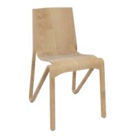 Chaise Lina piètement traineau inversé chêne teinté clair