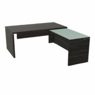 Table rectangulaire Kara L. 170 cm x 200. cm mélamine chêne café avec retour aligné top verre émaillé blanc piètement panneau mélamine chêne café + voile de fond