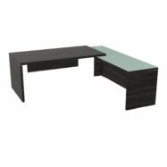 Table rectangulaire Kara L. 210 cm x 200. cm mélamine chêne café avec retour débordant top verre émaillé blanc piètement panneau mélamine chêne café + voile de fond