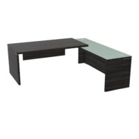 Table rectangulaire Kara L. 210 cm x 200. cm mélamine chêne café avec retour débordant top verre émaillé blanc piètement panneau mélamine chêne café + voile de fond