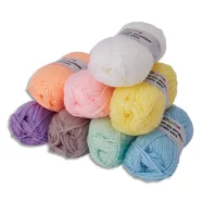 Lot de 8 petotes de fils acryliques 50g. Couleurs pastel assorties. Longueurs environ 90m par bobine